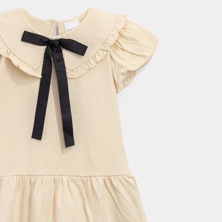 vestido beige moño negro