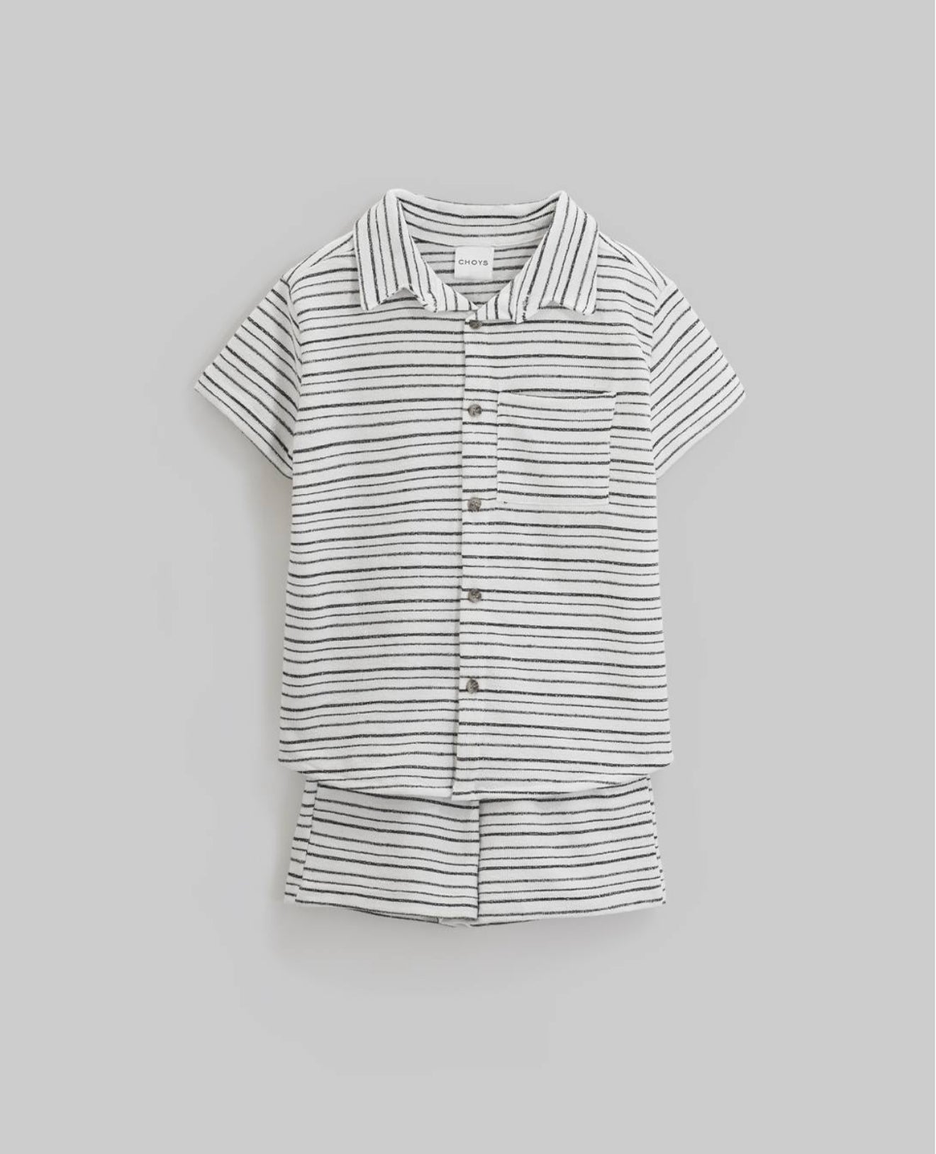 conjunto blanco con líneas negras