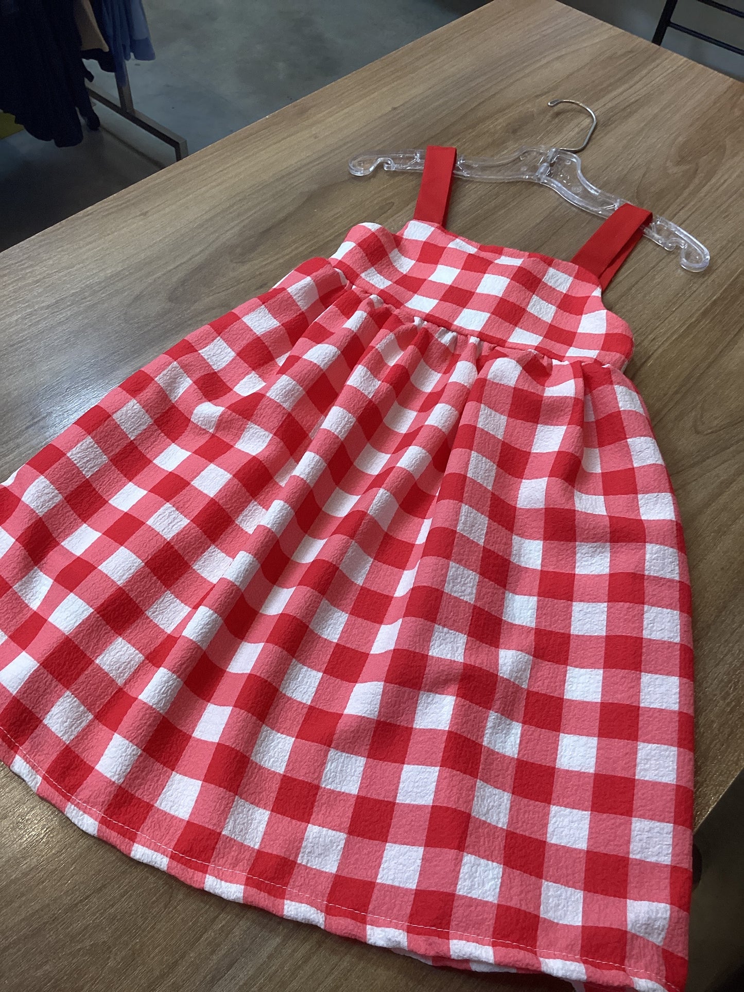 vestido lila a cuadros