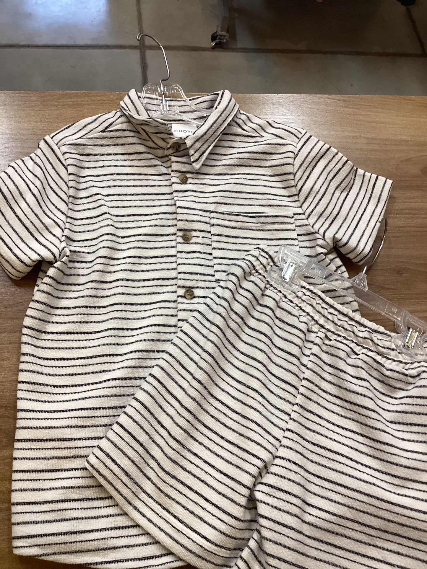 conjunto blanco con líneas negras