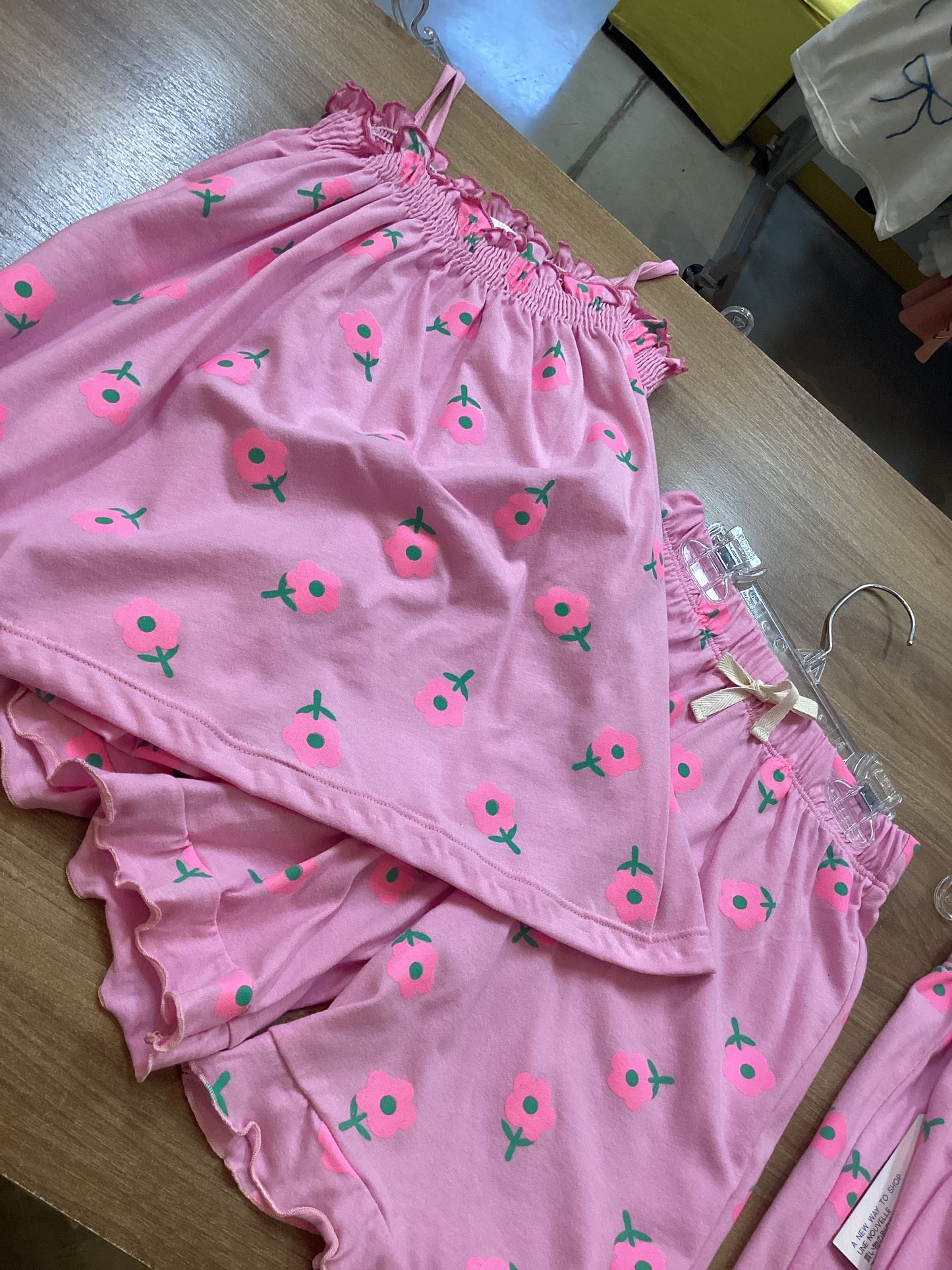 Conjunto rosa chicle con flores