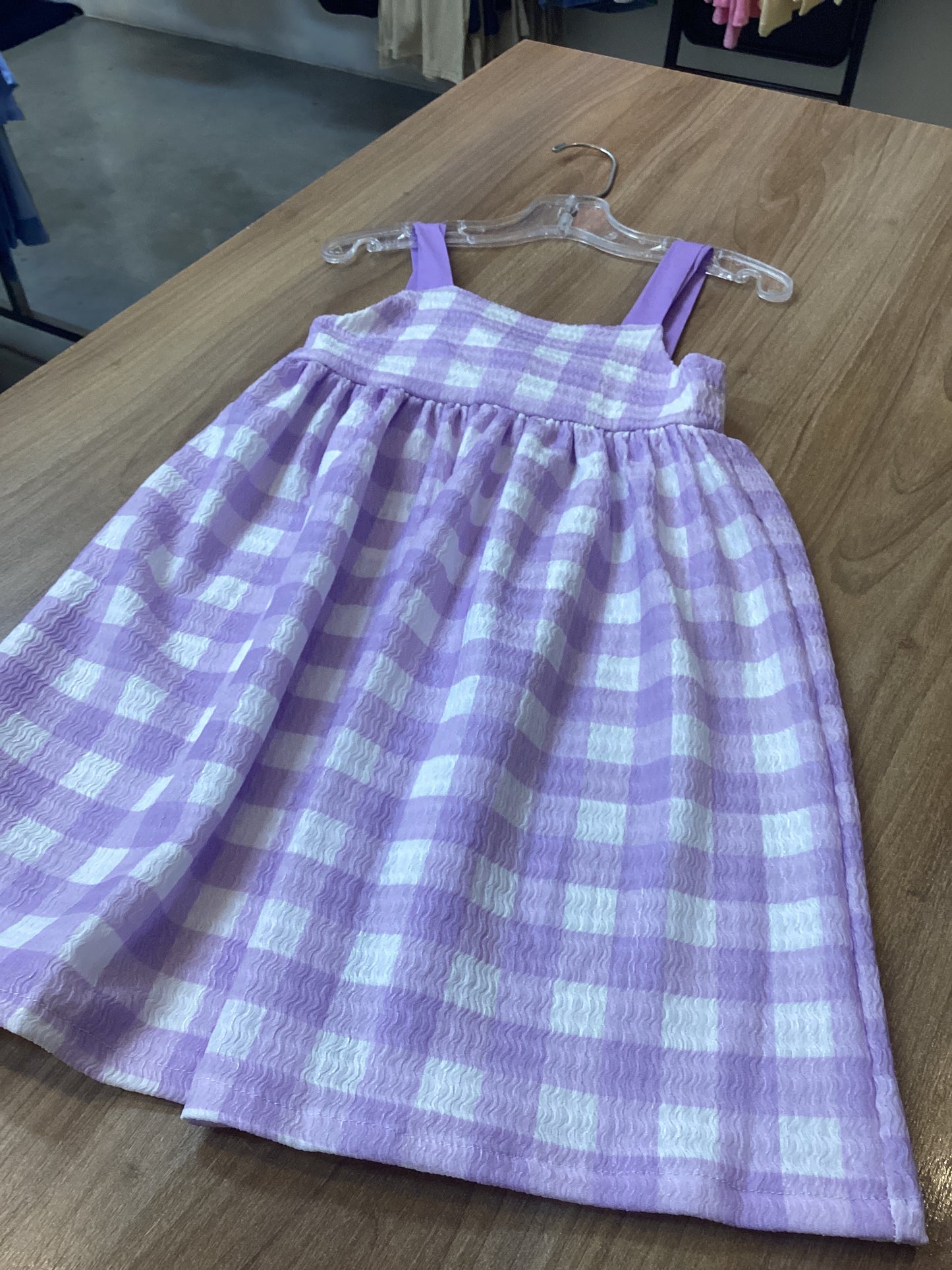 vestido lila a cuadros