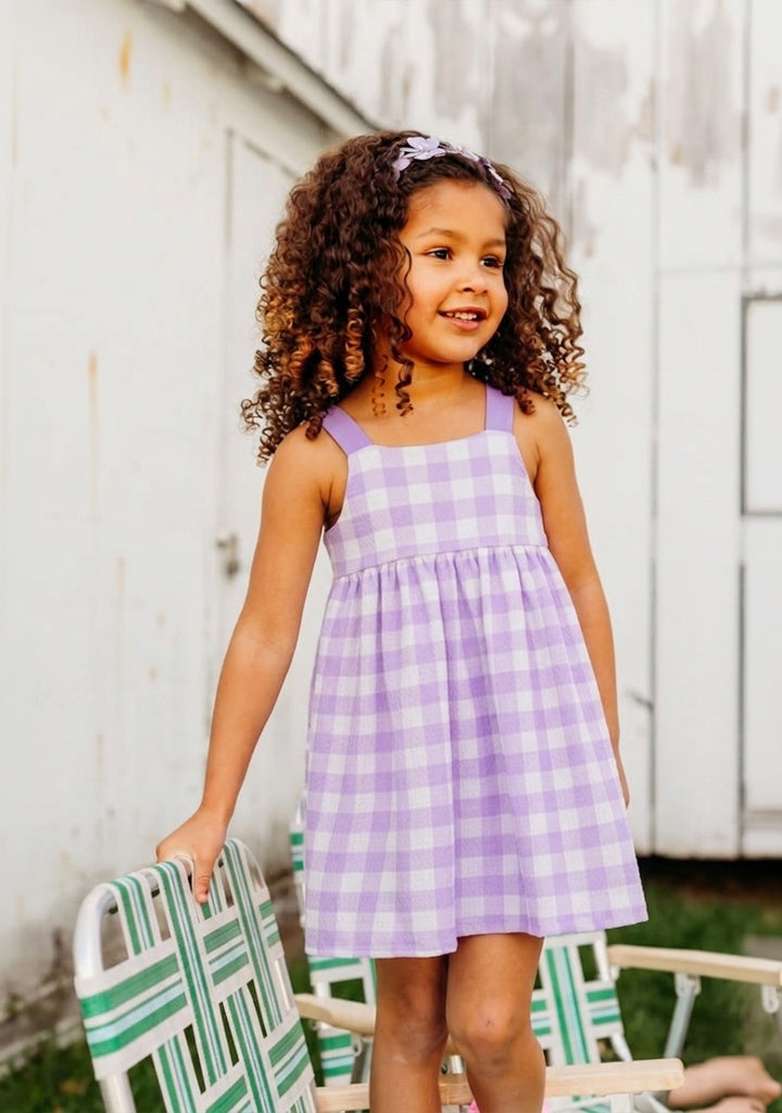 vestido lila a cuadros